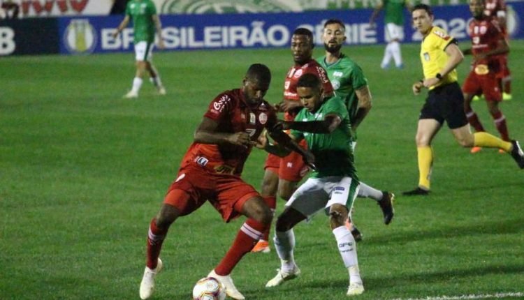 Com virada sobre o Guarani nos acréscimos, Náutico vence a 1ª na Série B
