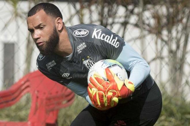 Santos acerta venda do goleiro Everson ao Atlético-MG e vai receber volante