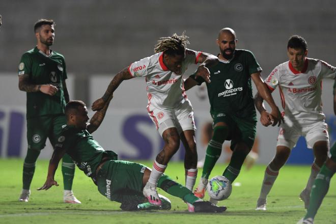 Com um a mais, Inter perde para o Goiás, mas segue na liderança do Brasileirão