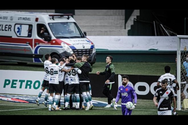 Com gol de pênalti no fim, Vasco perde para o Coritiba que se reabilita jogando em casa
