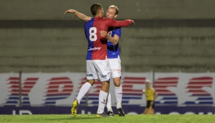 Paraná vence CRB e vira líder da Série B do Campeonato Brasileiro