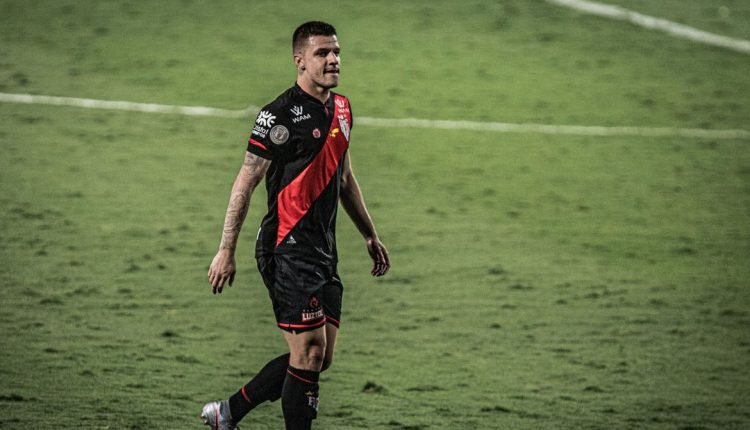 Atlético-GO derrota Vasco de virada em São Januário