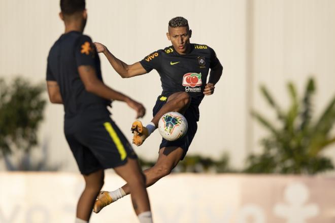 Tite poupa Danilo e Renan Lodi em treino da seleção brasileira com Neymar em campo