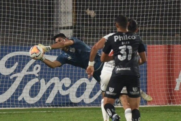 Com defesas de João Paulo, Santos bate Olimpia e está nas oitavas da Libertadores