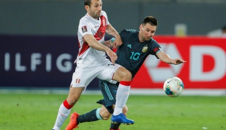 Com gols no 1º tempo, Argentina vence Peru e continua em 2º nas Eliminatórias