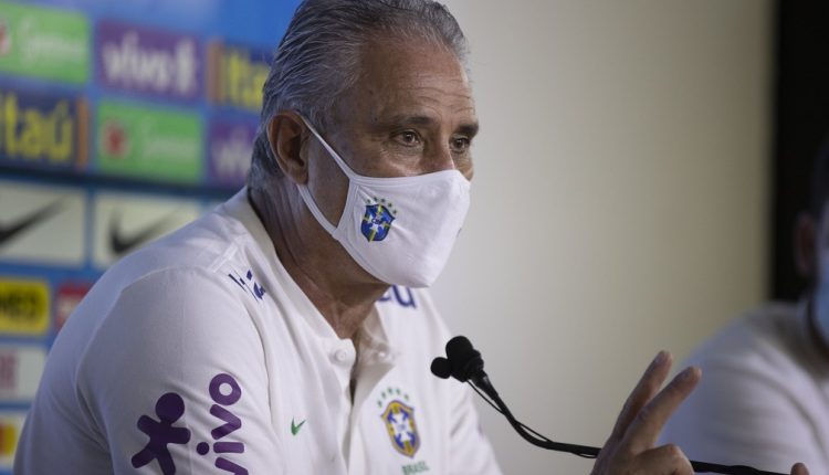 Tite se emociona e faz homenagem a Carlos Amadeu durante coletiva