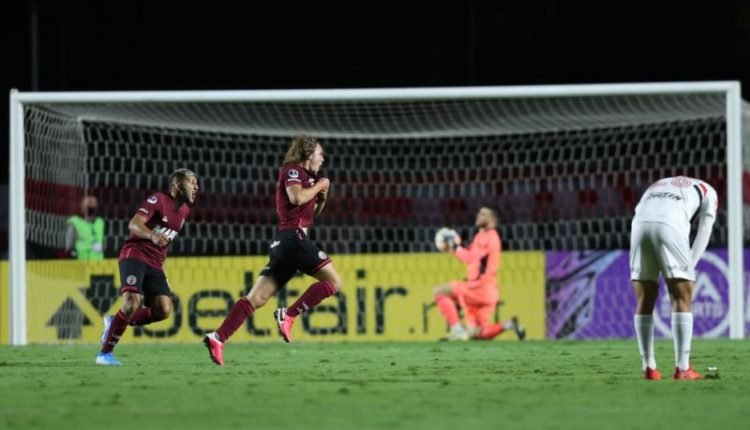 São Paulo vence, mas gol do Lanús nos acréscimos elimina time da Sul-Americana