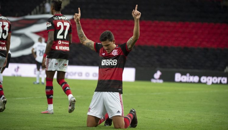 Com 2 de Pedro, Flamengo vence Athletico-PR de novo e avança na Copa do Brasil