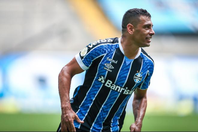 Diego Souza marca duas vezes, Grêmio atropela o Vasco e assume quarto lugar