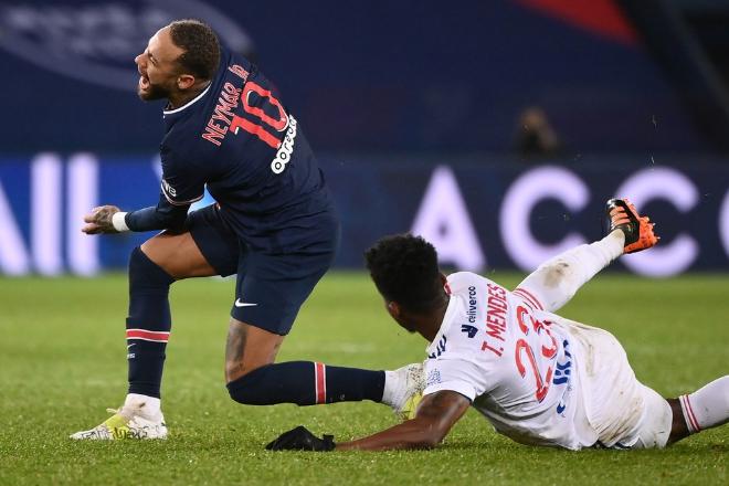Exame não aponta fratura no tornozelo e Neymar diz que choro foi de ‘desespero’