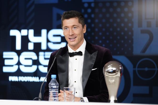 Lewandowski supera Messi e Cristiano Ronaldo e é eleito o melhor jogador do mundo