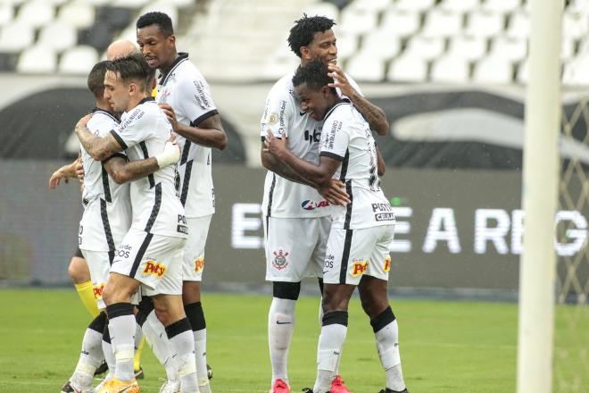 Embalado, Corinthians vence e afunda o Botafogo na zona de rebaixamento