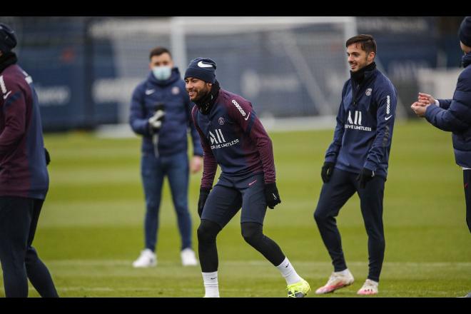 Neymar volta a treinar quase um mês após lesão no tornozelo
