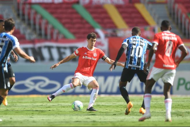 Inter vira sobre o Grêmio no final e aumenta vantagem na liderança do Brasileirão