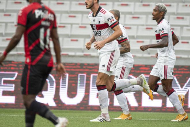 Flamengo perde para o Athletico-PR e fica mais longe da liderança do Brasileirão