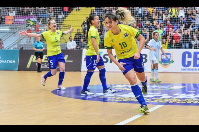 Com hepta de Amandinha, Brasil domina premiação do futsal mundial