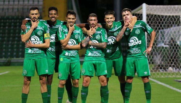 Série B: Chapecoense garante volta à elite do futebol brasileiro
