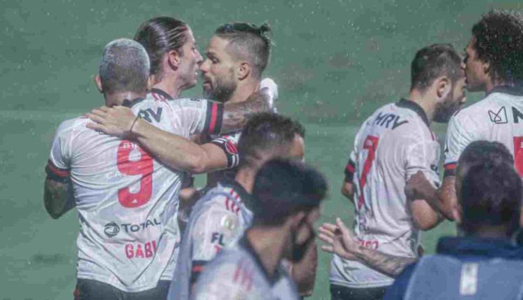 Flamengo vence fácil o Goiás, alivia pressão e entra no G4 do Brasileirão