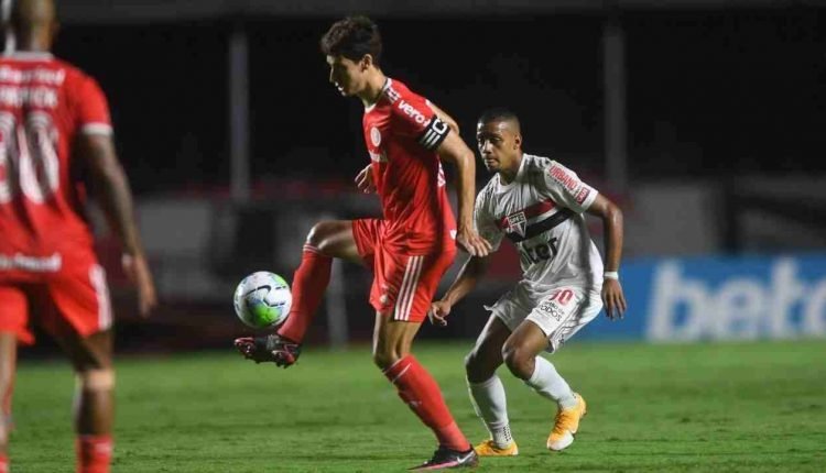 Inter massacra o São Paulo no Morumbi e assume a liderança do Brasileirão