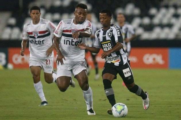 Com um a menos, São Paulo perde do Botafogo no Rio e anima Internacional