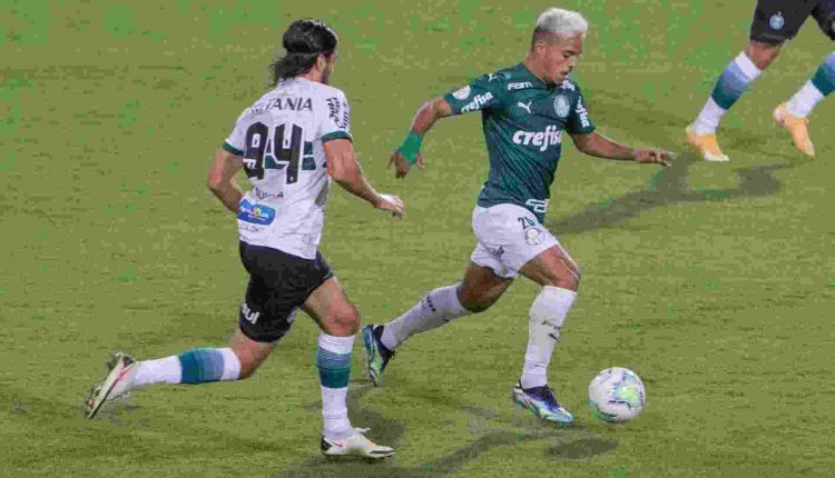 Já rebaixado, Coritiba marca no fim e derrota Palmeiras em casa