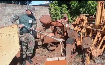 Polícia Militar Ambiental de São Gabriel do Oeste captura serpente em ferro velho e a solta em seu Habitat