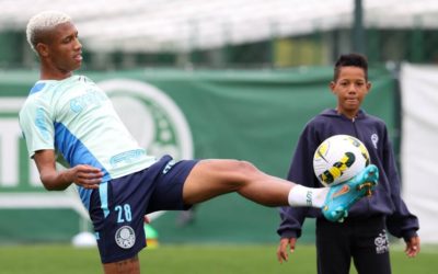 Danilo recebe visita especial em reapresentação do Verdão com foco na libertadores