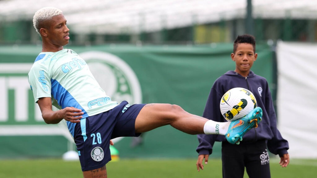 Danilo recebe visita especial em reapresentação do Verdão com foco na libertadores