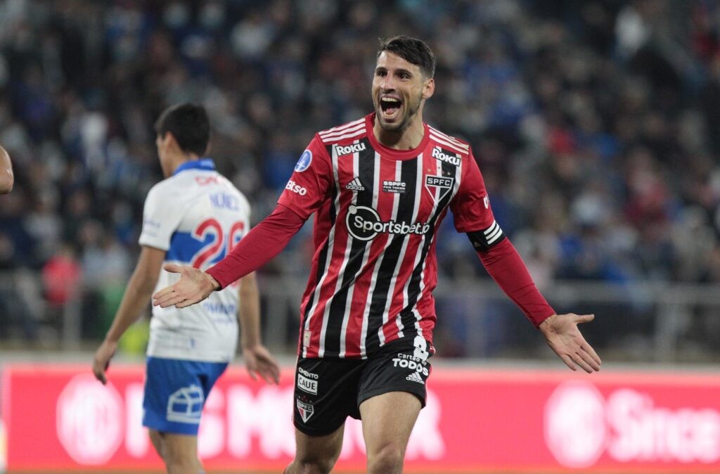 Com três expulsos, São Paulo vence a Universidad Católica no Chile