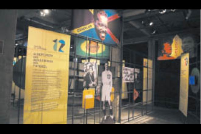 Instalada em SP, “22 em Campo” põe o futebol em diálogo com movimento cultural