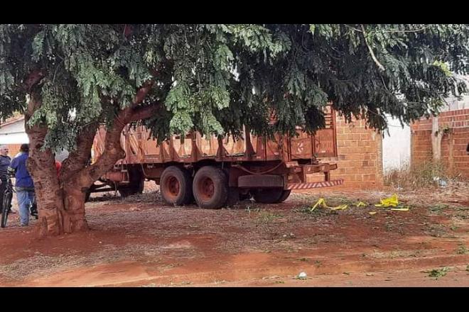 Bêbado, motorista de caminhão atropela e mata criança de cinco anos