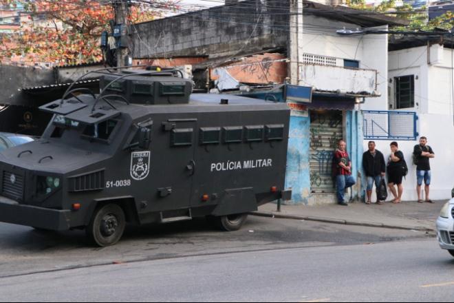 Operação no Complexo do Alemão deixa ao menos 5 mortos; moradores carregam mais corpos