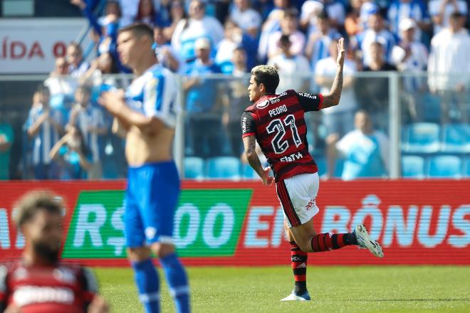 Pedro brilha na estreia de Vidal, e Flamengo bate o Avaí de virada no Brasileiro