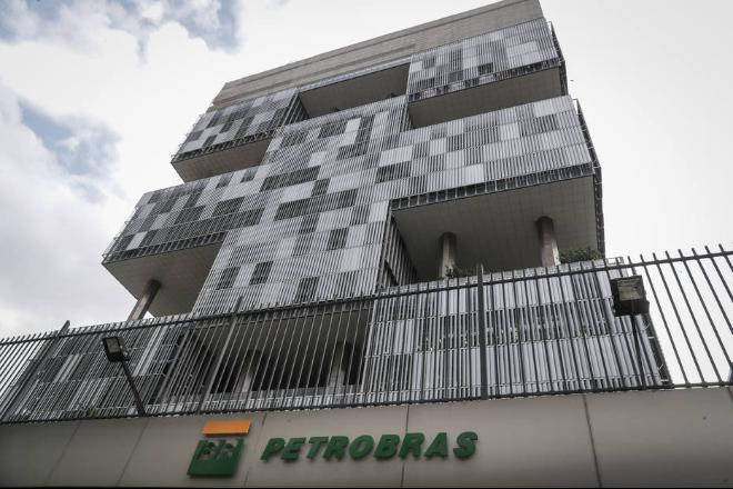 Petrobras dispara em dia de lucro recorde de gigantes do petróleo