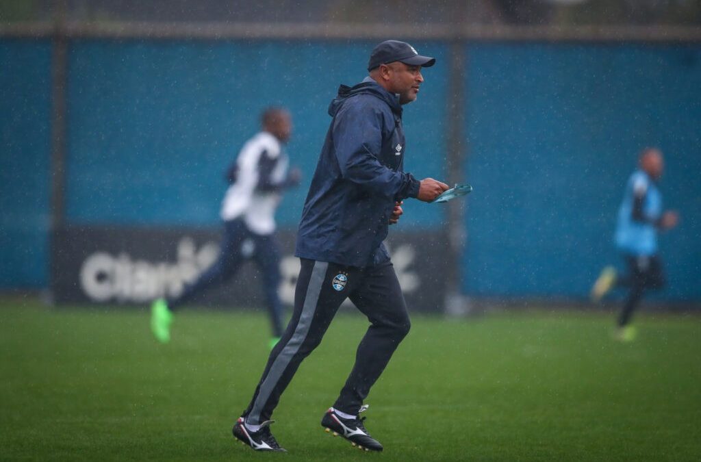 Roger Machado encaminha equipe que entra em campo diante do Tombense