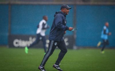 Roger Machado encaminha equipe que entra em campo diante do Tombense