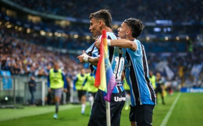 Grêmio vence Náutico por 2 a 0 e diminui distância para o terceiro colocado