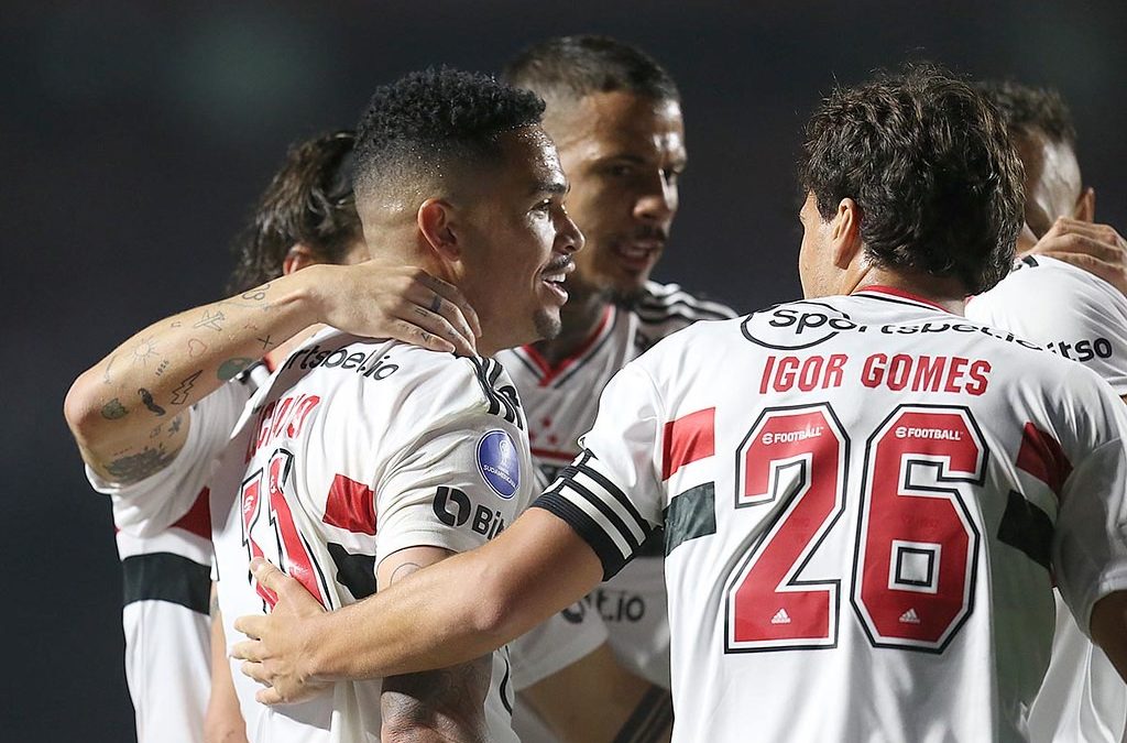Tricolor goleia a U. Católica e avança na CONMEBOL Sul-Americana