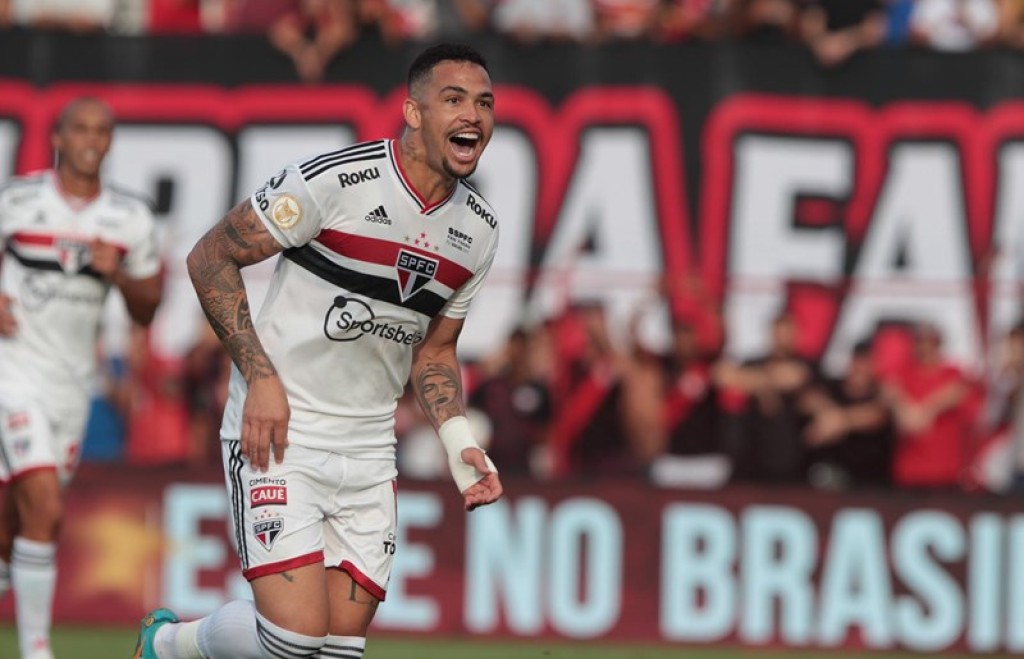 Luciano faz dois, e Tricolor vence o Atlético-GO pelo Brasileirão
