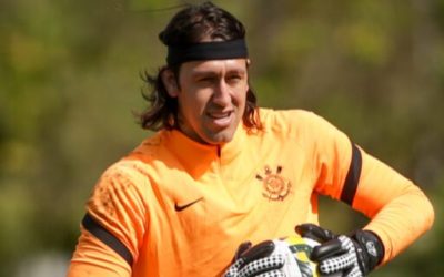 Corinthians treina e viaja para encarar Ceará