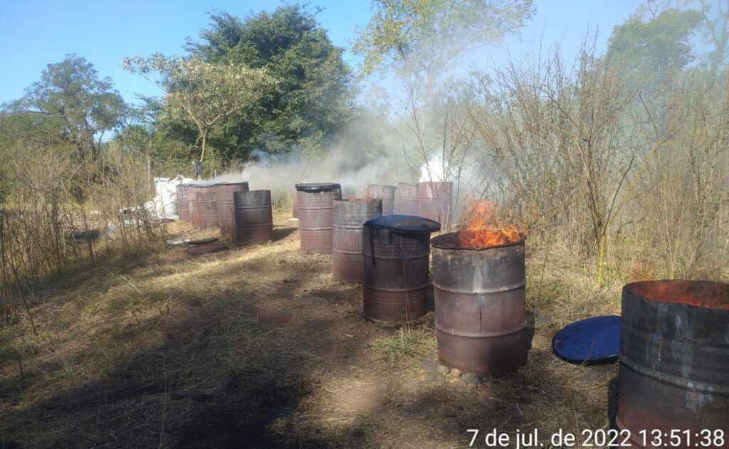 Polícia Militar Ambiental de Campo Grande flagra e autua infrator em R$ 1 mil por incêndio para fabricação de carvão- (8/7/2022)