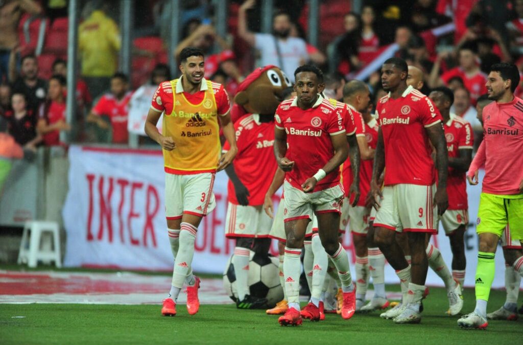 Inter vence o América-MG na raça e chega à terceira colocação