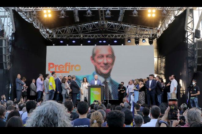 Ciro Gomes registra candidatura à presidência pelo PDT no TSE