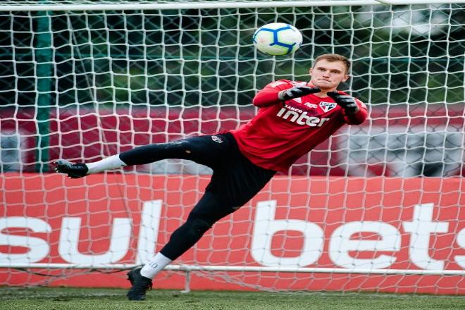 Botafogo fecha com o goleiro Lucas Perri, revelado no São Paulo