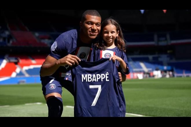 Menina com doença rara viaja 80 km de bicicleta para encontrar Mbappé