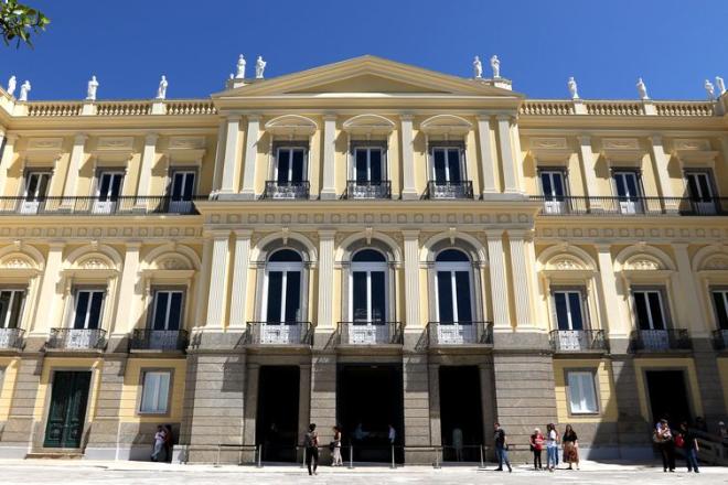 Quatro anos após incêndio, Museu Nacional apresenta fachada restaurada