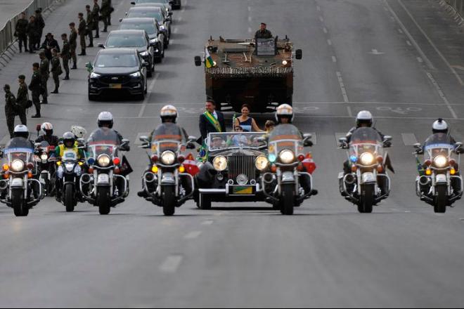 Desfile em comemoração ao Bicentenário reúne multidão na Esplanada dos Ministérios