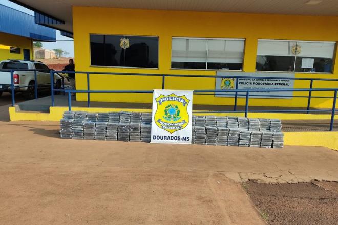 Quase meia tonelada de cocaína é apreendida em carreta de milho em Caarapó