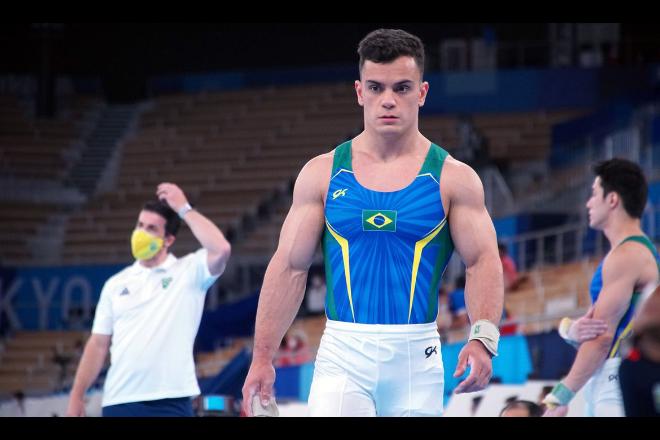 Ginasta Caio Souza é ouro nas barras paralelas em etapa da Copa do Mundo