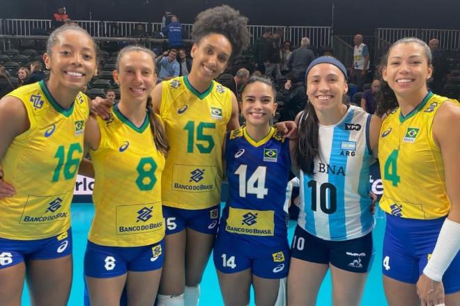 Brasil atropela a Argentina por 3 a 0 e mantém 100% no Mundial de vôlei